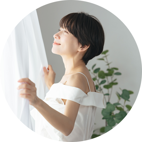 朝の光を浴びる女性